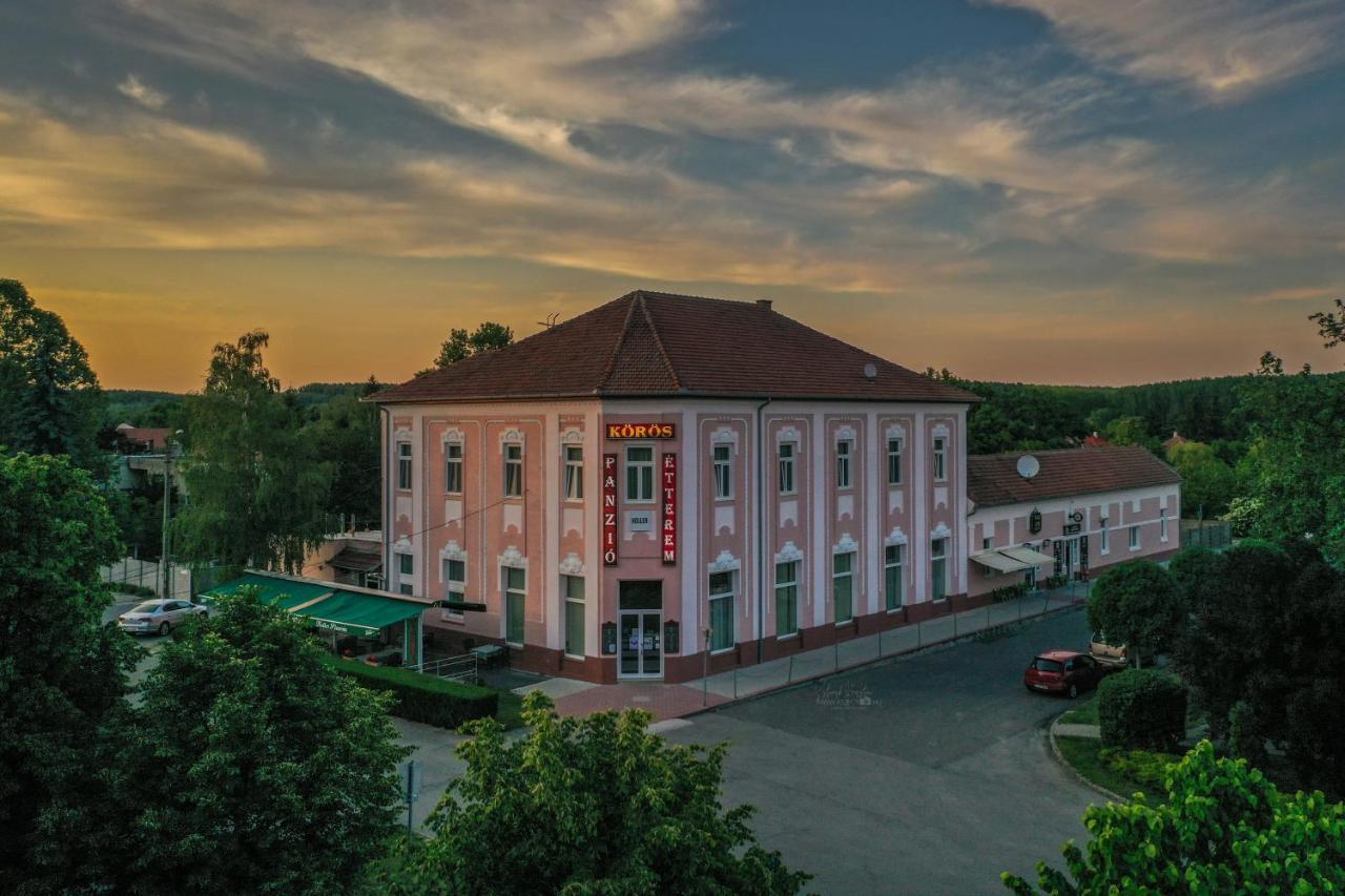 Koeroes Panzio Es Etterem Hotell Gyomaendrőd Exteriör bild
